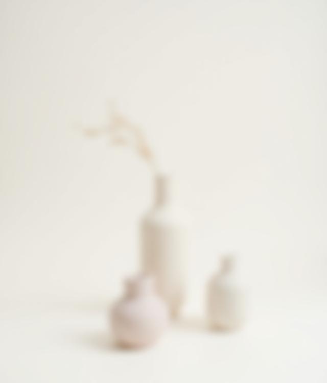 Drei kleine, minimalistische Keramikvasen